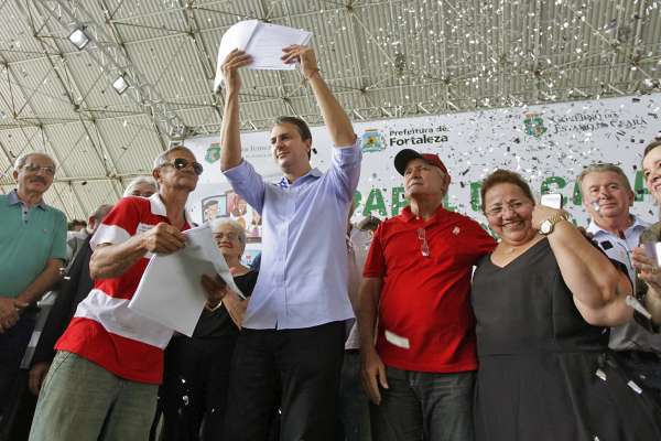 Papel da Casa: Governo do Ceará regulariza imóveis de mais de 1.400 famílias em Fortaleza