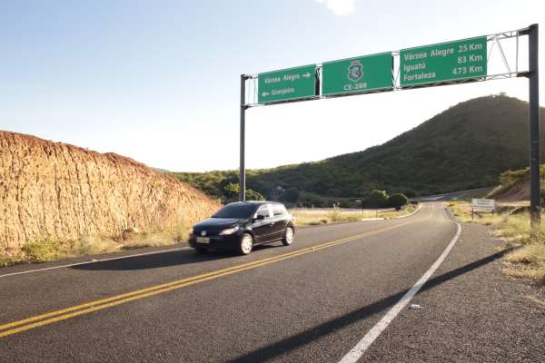 Governo do Ceará entrega 13,4 quilômetros de rodovia pavimentada no Cariri
