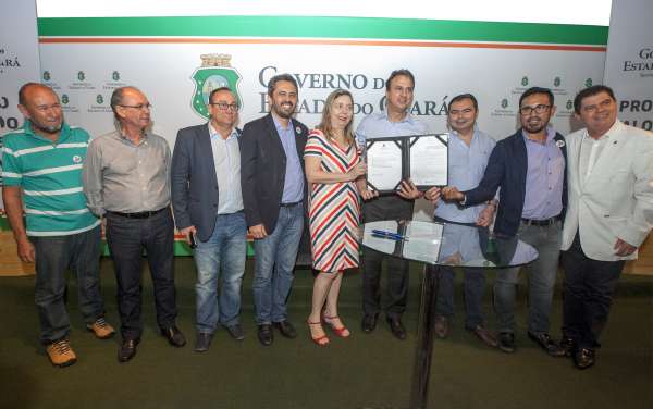 Educação: governador sanciona lei que concede reajuste a professores estaduais