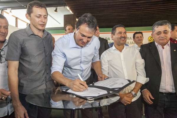 CNH Rural: Governador Camilo Santana regulamenta isenção de taxas para agricultores familiares