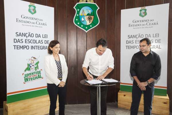 Educação: Camilo Santana sanciona Lei que institui tempo integral na rede pública de ensino do Ceará