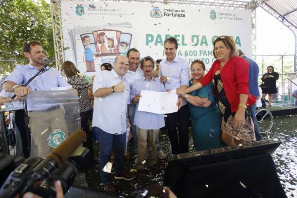 Papel da Casa: 600 famílias do Curió recebem escrituras da casa própria