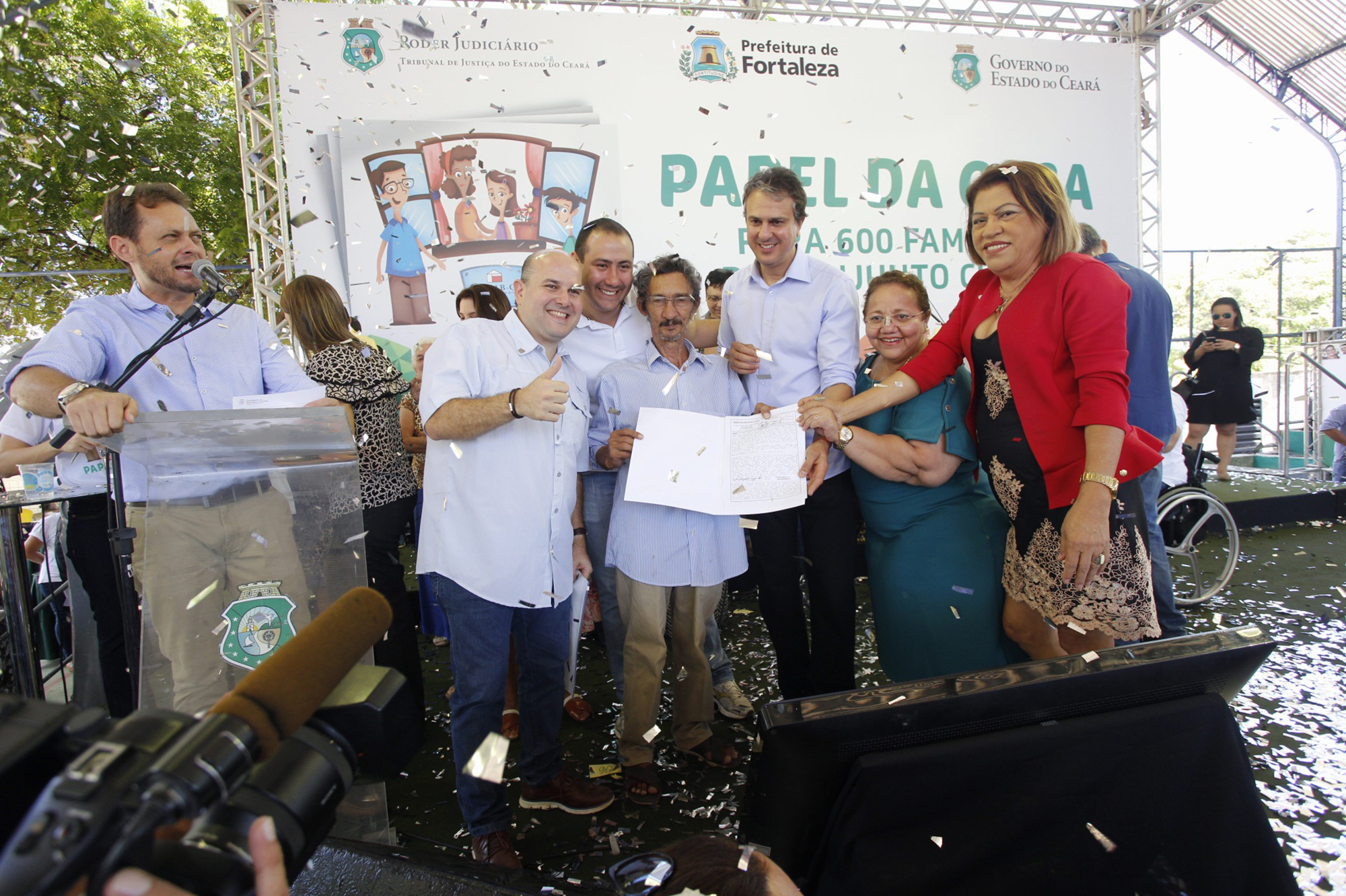 Papel da Casa: 600 famílias do Curió recebem escrituras da casa própria