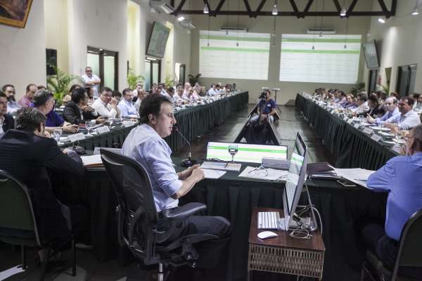 Governador reúne secretários para balanço do semestre e projeta execução de 1.400 obras no Estado