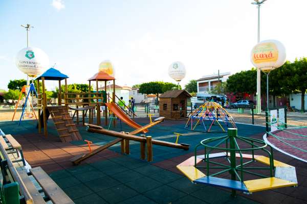 Onélia Santana participa de entrega da 14ª brinquedopraça e de aparelhos de ginástica em Tamboril