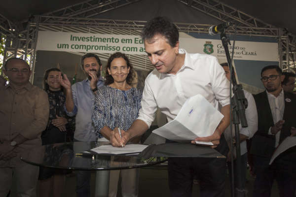 Governador anuncia concurso para professor e consolida investimentos na Educação