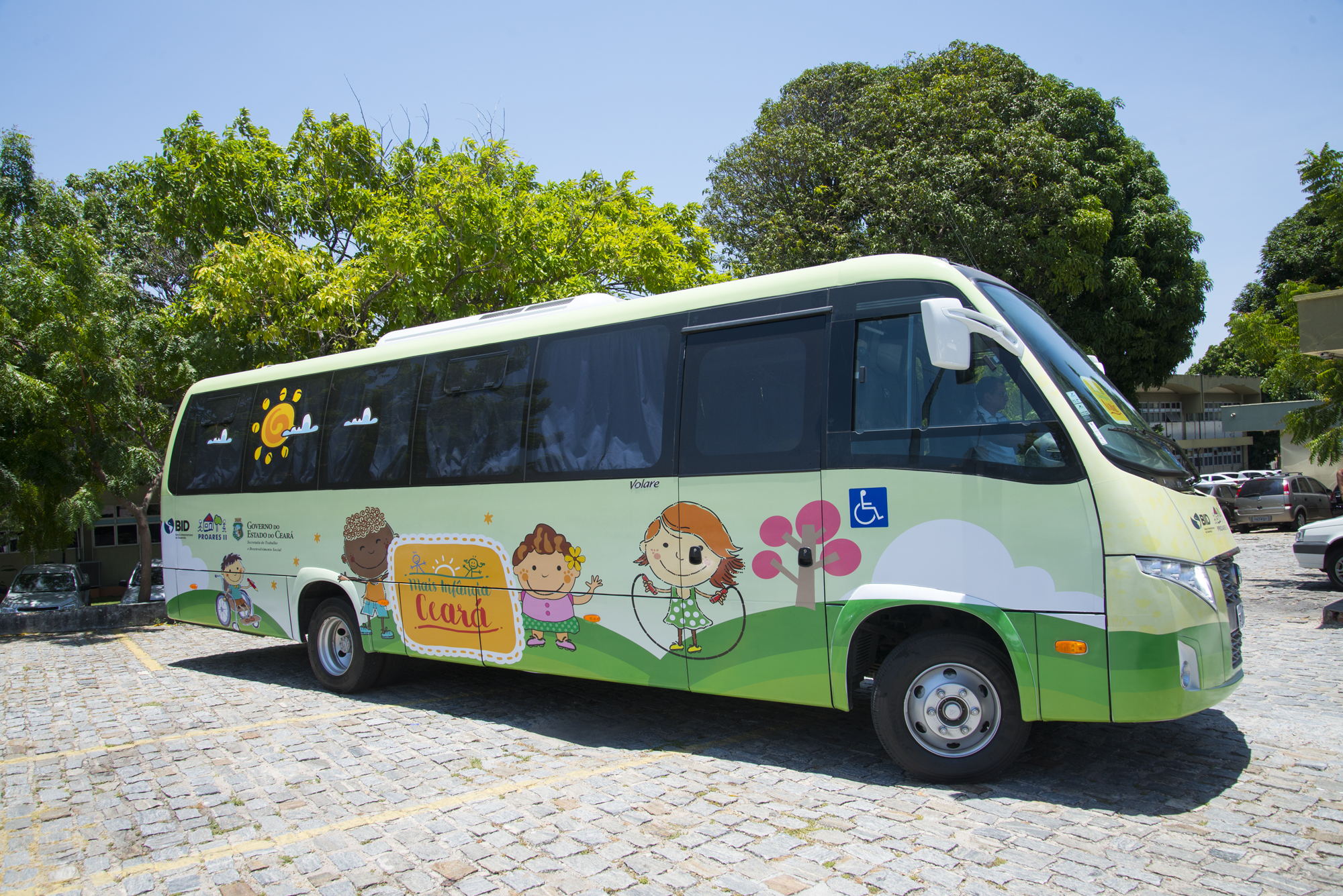 Mês da Criança: Arte na Praça especial leva diversão e prestação de serviços para moradores de Fortaleza