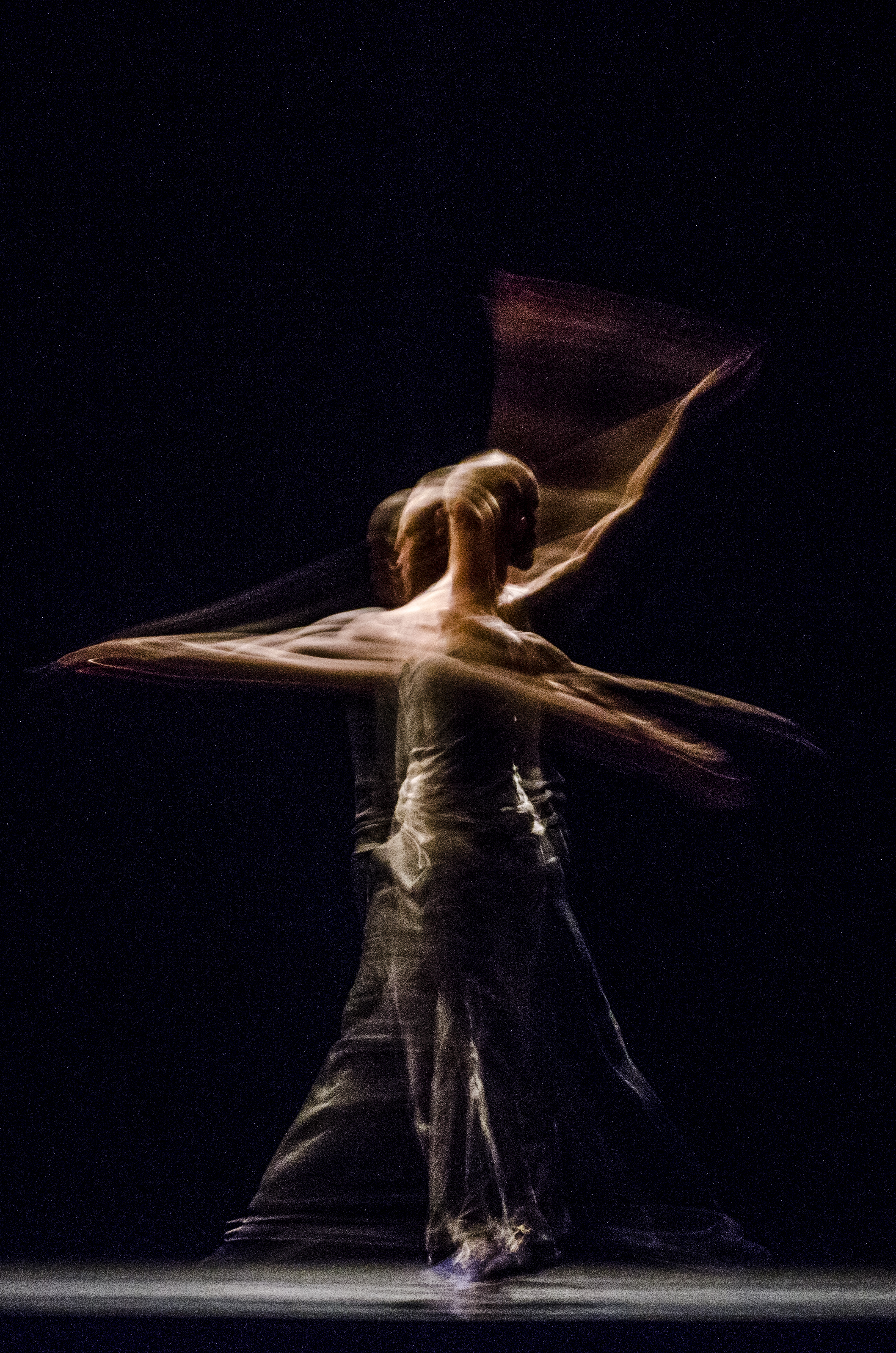 Bailarino do Porto Iracema apresenta dois espetáculos na XI Bienal Internacional de Dança do Ceará