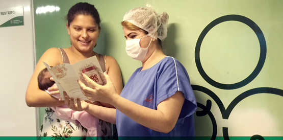 Mãe recebe atendimento no banco de leite e se torna doadora