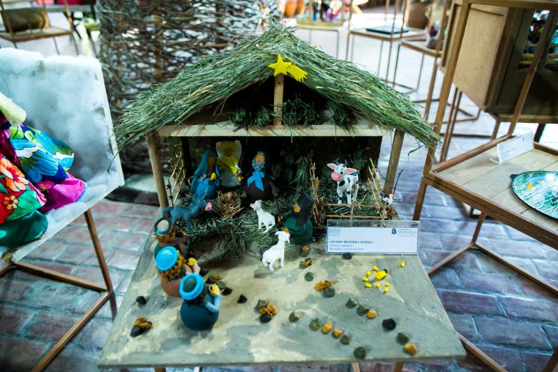 Presépios artesanais estão expostos na loja Ceart