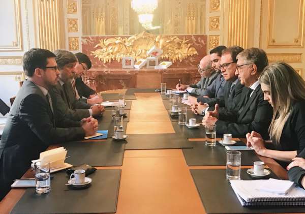 Reunião na embaixada brasileira em Paris traça estratégias para promover Ceará na França