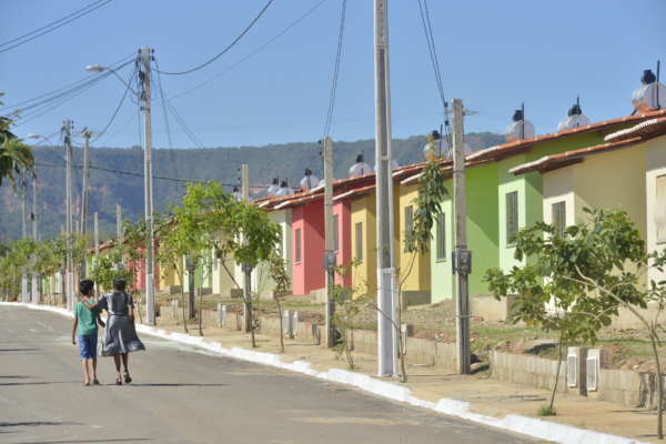 Governo do Ceará beneficia mais de 4 mil pessoas com entrega de moradias no Crato