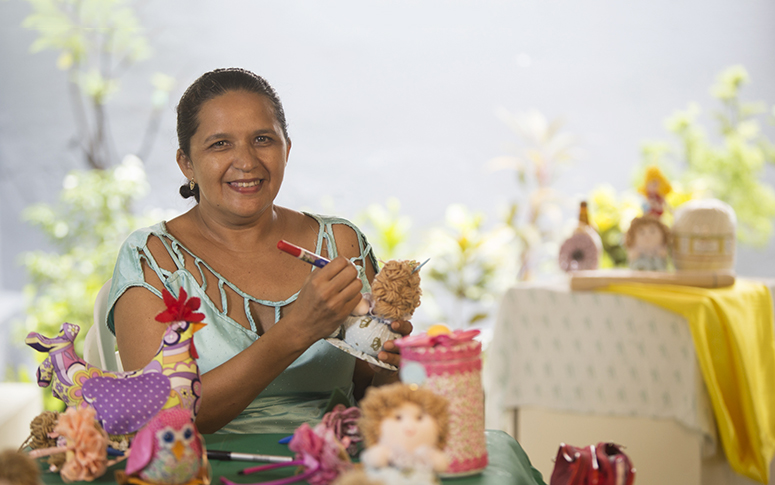 Pelo artesanato, Tereza Cristina reinventa a vida de gestantes em situação de risco