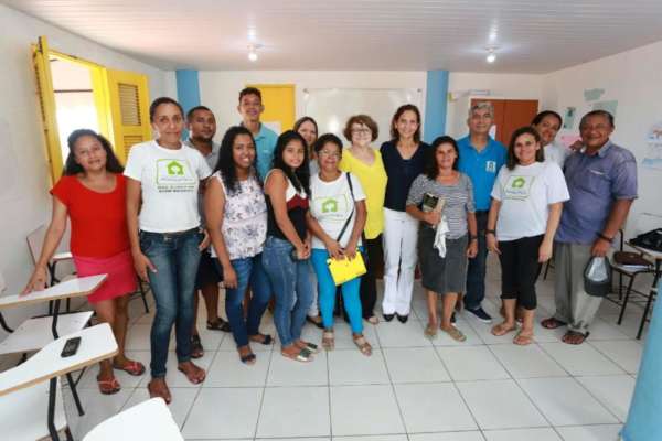 Izolda Cela visita associação e debate ações no Vicente Pinzón