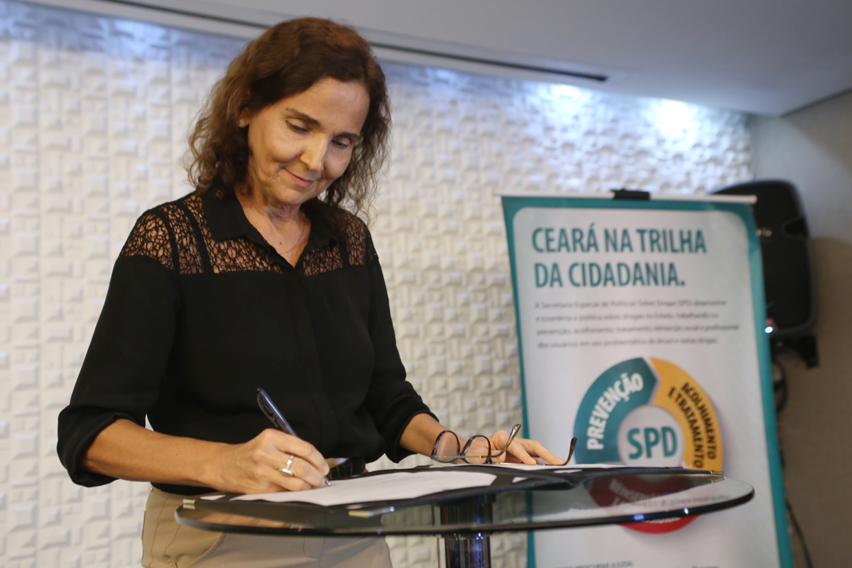 Izolda Cela empossa novos membros do Conselho Interinstitucional de Políticas Públicas sobre Drogas
