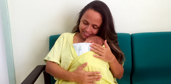 Mãe comemora benefícios do método canguru no Hospital César Cals