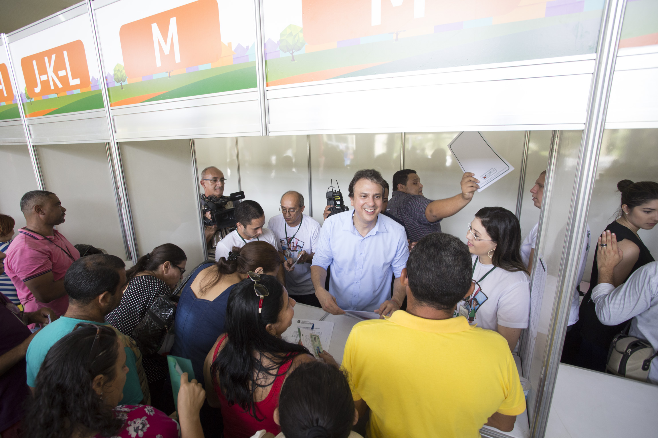 Papel da Casa: Governo do Ceará entrega 609 escrituras para famílias dos conjuntos Curió e São Bernardo, em Fortaleza