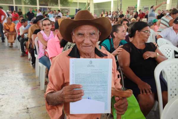 Governo do Ceará entrega cerca de 15 mil títulos de terra em três anos