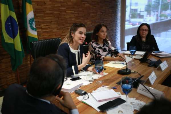 Governo do Ceará apresenta políticas exitosas de educação e infância para diretoria do Banco Mundial