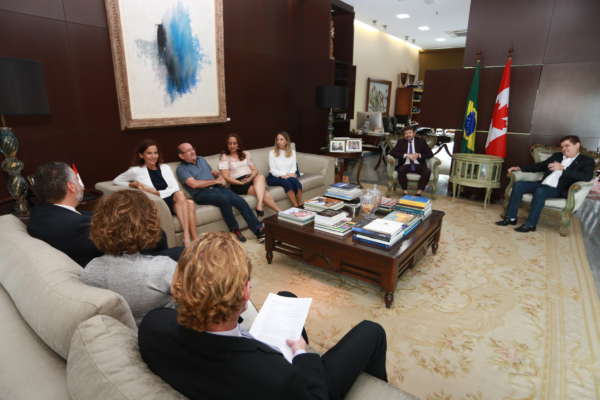 Governo do Ceará debate experiências na área da educação e discute parcerias comerciais com o Canadá