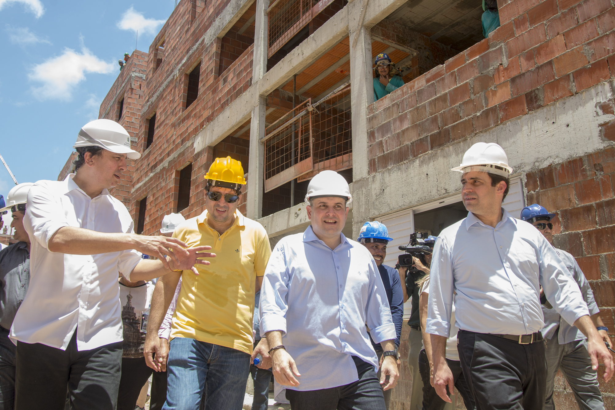 Governador e prefeito assinam ordem de serviço para construção de residencial no bairro Vicente Pinzon