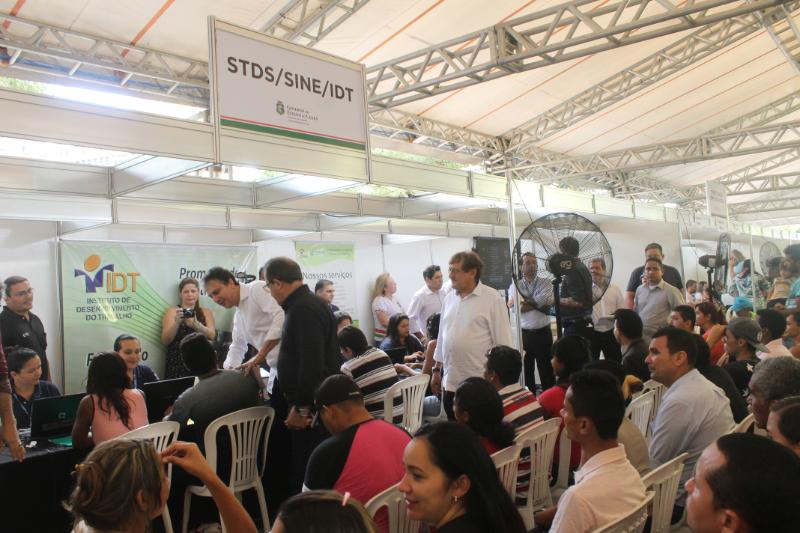 Governo do Ceará promove serviços na Praça do Ferreira em comemoração ao Dia do Trabalhador