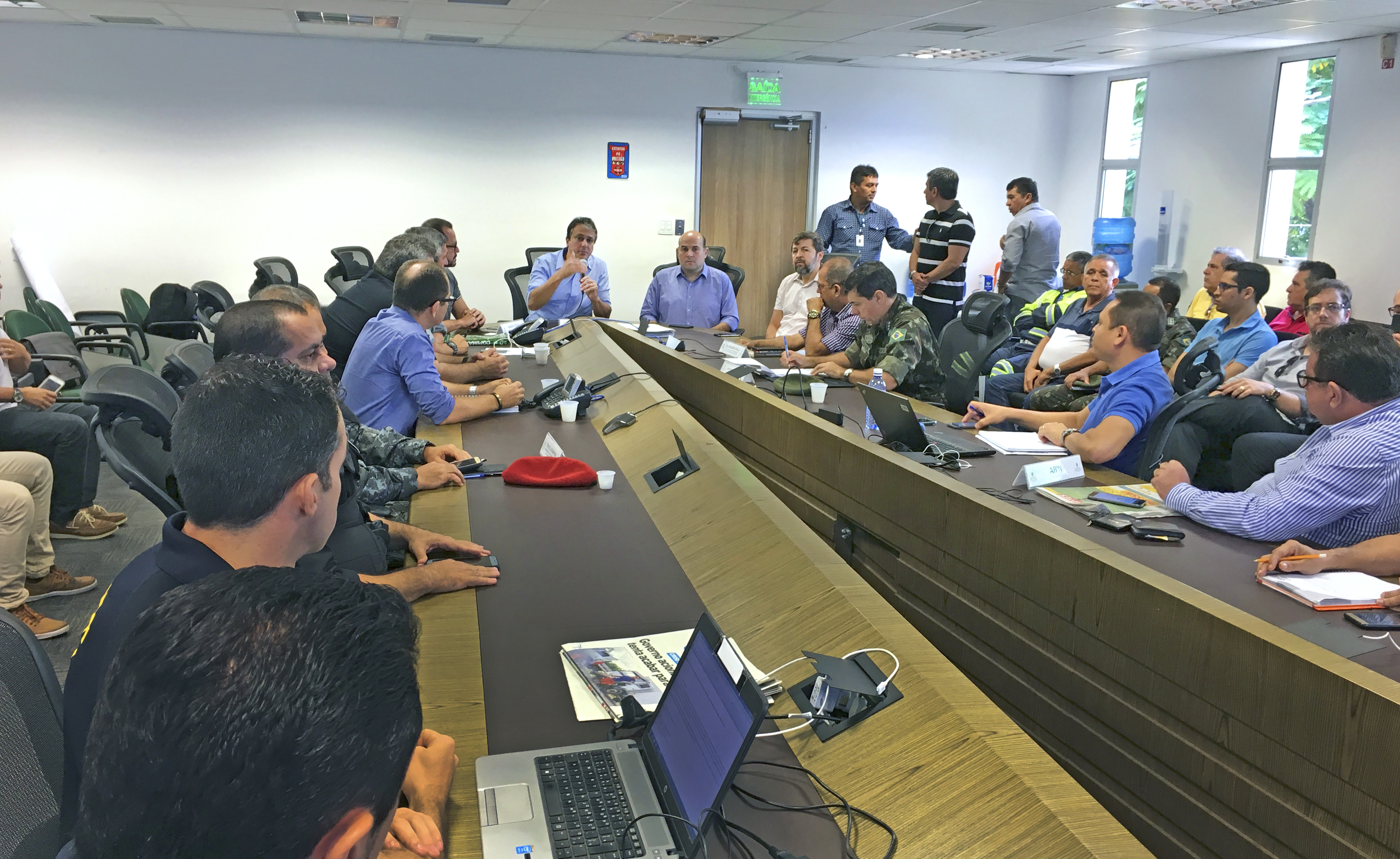 Governador coordena reunião com grupo que acompanha movimento dos caminhoneiros