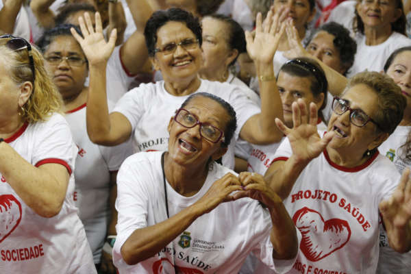 Instalação de cem academias ao ar livre pelo Ceará é autorizada pelo governador Camilo Santana em evento no Corpo de Bombeiros