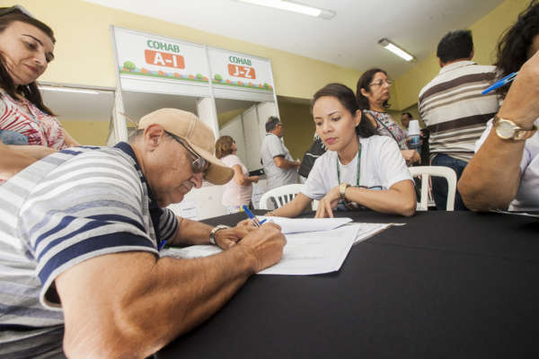 Papel da Casa: 900 famílias são beneficiadas com escrituras na Vila Olímpica da Messejana