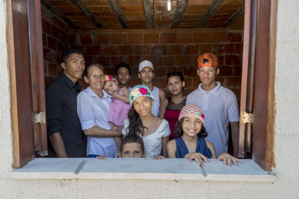 Mais 528 famílias recebem casas em residencial do Dendê, em Fortaleza