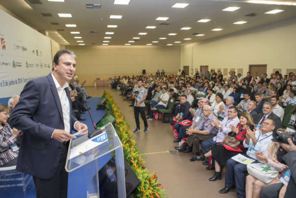 Em seminário no Centro de Eventos, governador destaca transparência e equilíbrio do Estado 