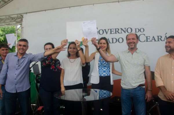 Vice-governadora e primeira-dama do Ceará participam da assinatura da ordem de serviço em visita a obra da Praça Mais Infância de Sobral