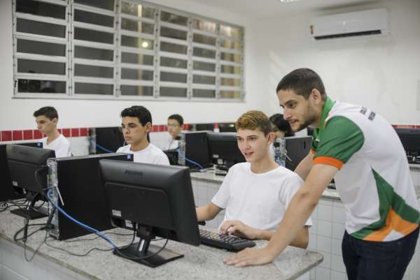 Encontro de Autoridades aborda desafios e caminhos para melhorar carreira de docentes