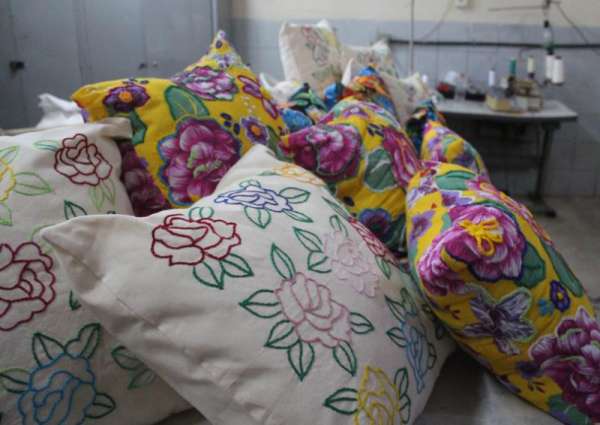 Projeto Bordando a Vida: internas do presídio feminino lançam coleção de almofadas