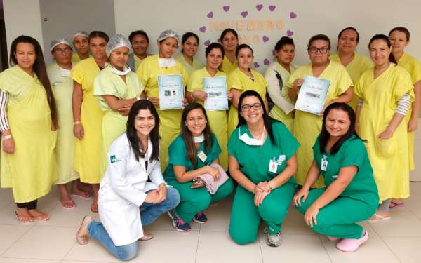 Mães de prematuros participam de cuidado humanizado e são homenageadas
