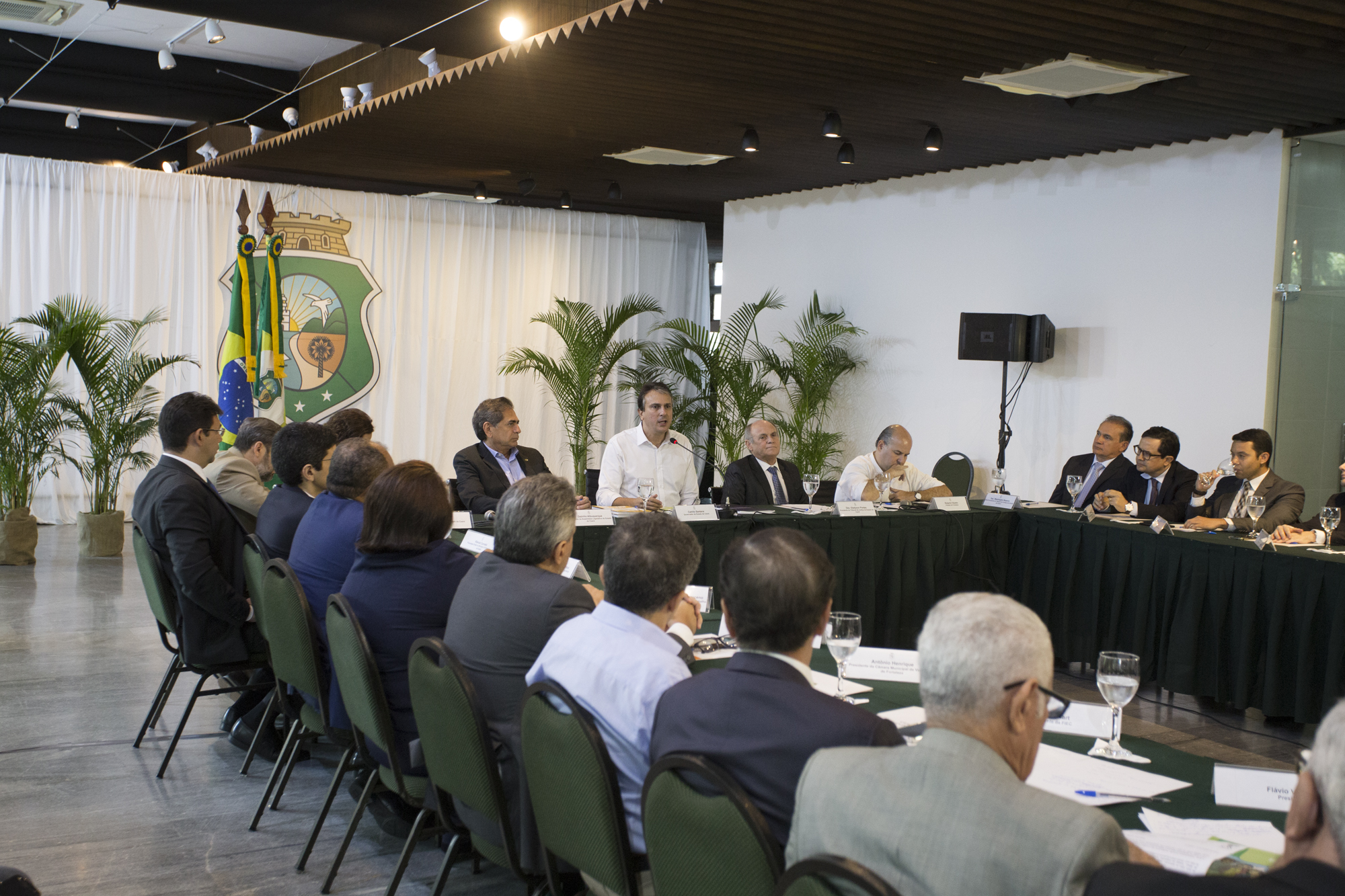 Em reunião entre os três poderes e representes de entidades, Camilo Santana reafirma postura forte no combate à criminalidade