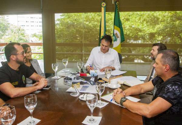 Governador assina decreto que regulamenta a Lei da Recompensa