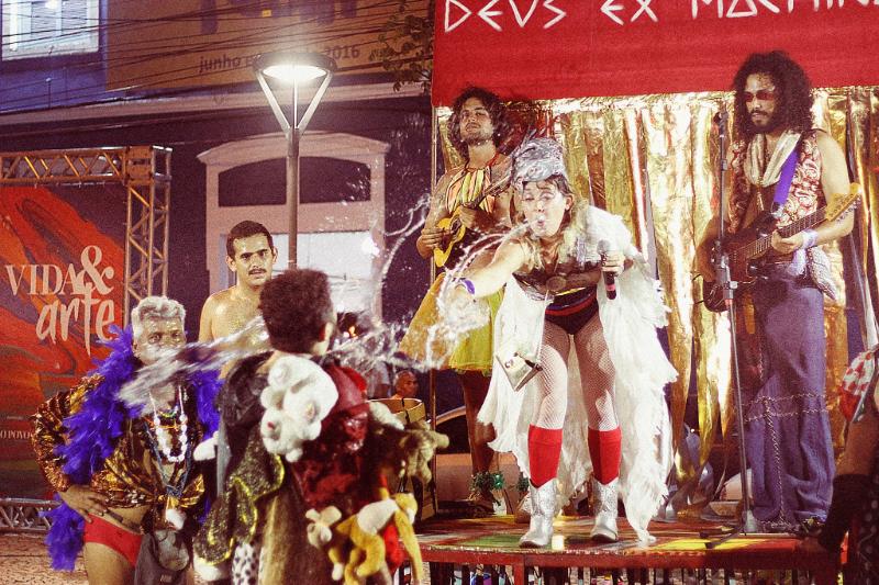 Espetáculo “Devorando Heróis” estreia sua folia teatral, neste fim de semana, no Dragão do Mar