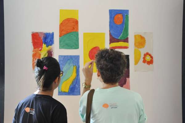 Jovens acolhidos nas Residências Inclusivas participam de exposição de artes plásticas