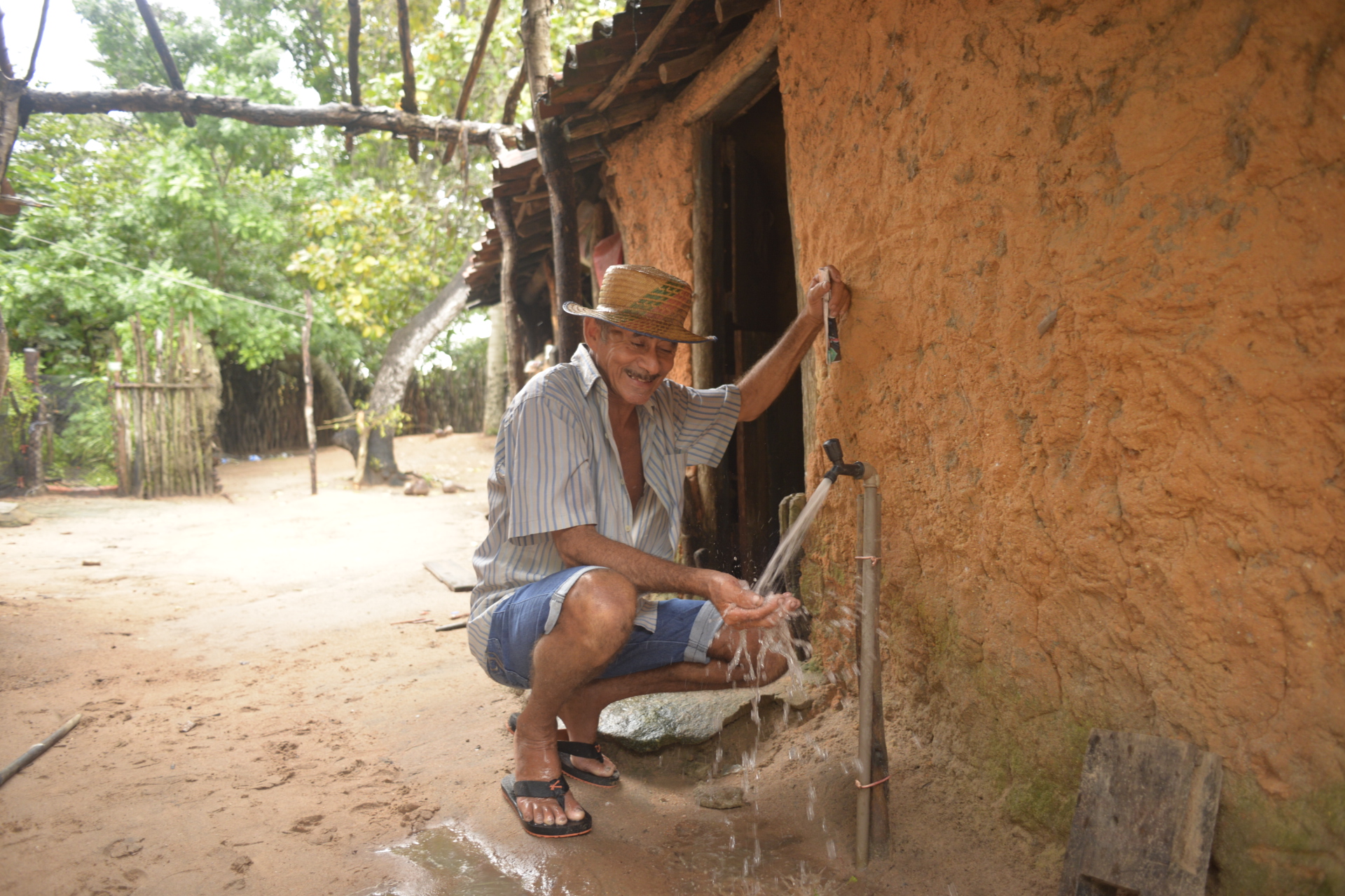 Governo do Ceará vai pagar as contas de água de 493 mil famílias de baixa renda e isentar tarifa de contingência dos próximos dois meses