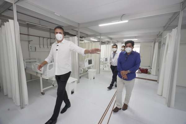 Governador inspeciona fase final da montagem de mais 30 leitos de UTI em unidade de campanha na UPA da Praia do Futuro