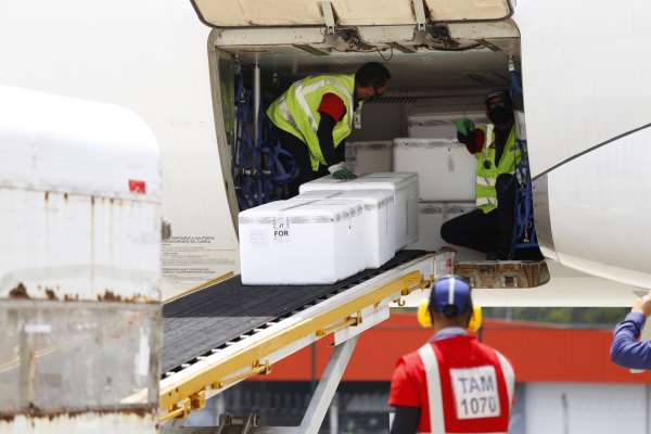 Novo lote com 109.800 doses da CoronaVac chega ao Ceará