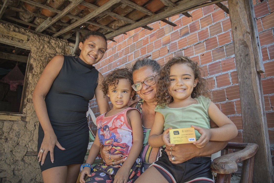 Governo do Ceará libera o pagamento de R$ 100 para as famílias beneficiárias do Cartão Mais Infância