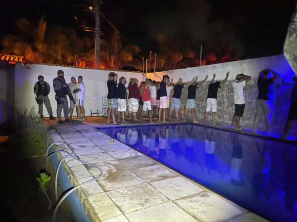 PMCE encerra evento clandestino com aglomeração e 27 pessoas são levadas à delegacia em Caucaia