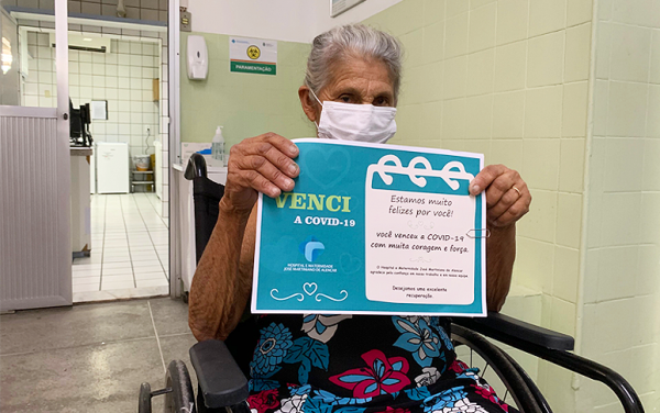Idosa de 75 anos é a centésima paciente de Covid-19 do HMJMA a receber alta