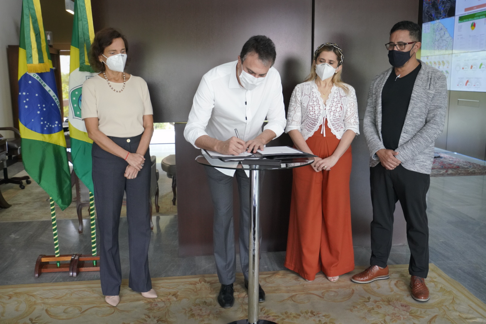 Governador sanciona lei que reestrutura o sistema remuneratório dos professores da Rede Estadual do Ceará