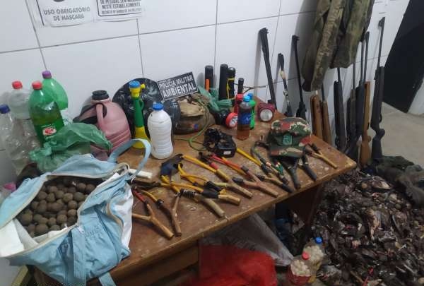 Polícia Militar prende 13 suspeitos com mais de 500 aves abatidas e 10 espingardas de pressão