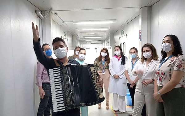 ‘Anjos sem asas’: profissionais da UPA Conjunto Ceará recebem homenagem do cantor Ítalo Poeta