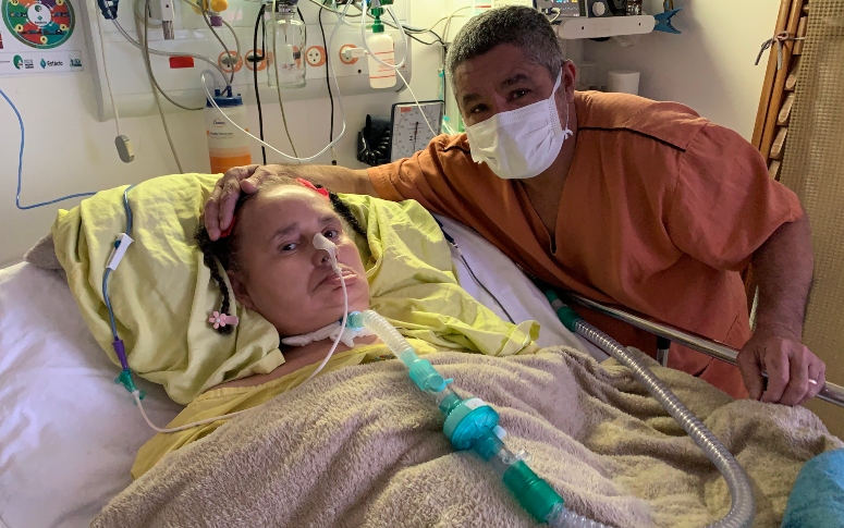 Internada há três anos no HGWA, paciente com ELA e marido emocionam profissionais com história de amor