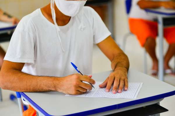 Seis internos do sistema prisional cearense são aprovados para o ensino superior